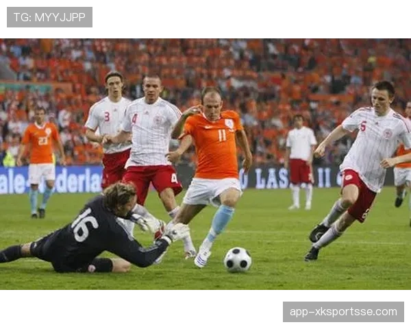 范尼与罗本在快捷反击下形成分散驱动趋势